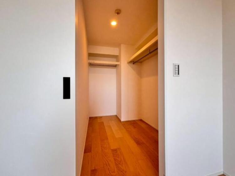 収納 たくさんの洋服をかけることができる収納力と取り出しやすさが魅力のWIC。スーツケース、ストック品など何でも収納できる嬉しい空間です。