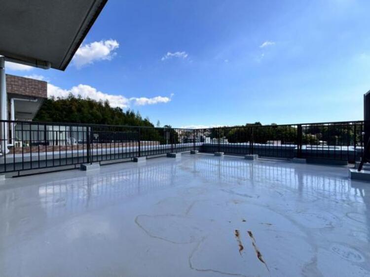 バルコニー 開放感のあるルーフバルコニー。気持ち良い晴天の日は、まったりしたひと時をお過ごし下さいませ。