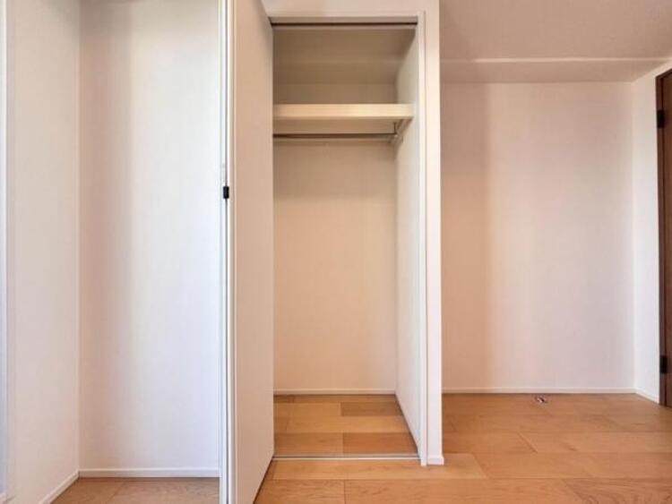 収納 クローゼットには棚やハンガーパイプが付いており、スーツや上着などがスッキリ収納可能です。