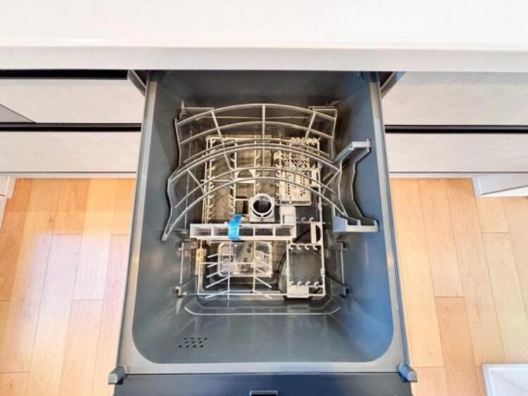 設備 食器洗浄乾燥機　食器の後片付けに便利な食器洗浄乾燥機を標準装備。ビルトインタイプなので見た目もスッキリ、特に共働き世帯のご家族には必須品です。