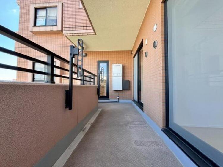 バルコニー 太陽の光と共存するライトカラーのバルコニー。2部屋をまたぐ広さは、梅雨時の貴重な晴れの日もまとめて干せる程の余裕があります。