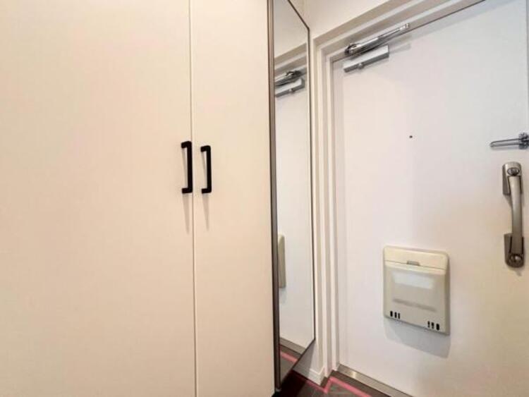 その他 シューズボックスについている鏡は靴を履いた全身を写せるので外出時の最終チェックに最適です。