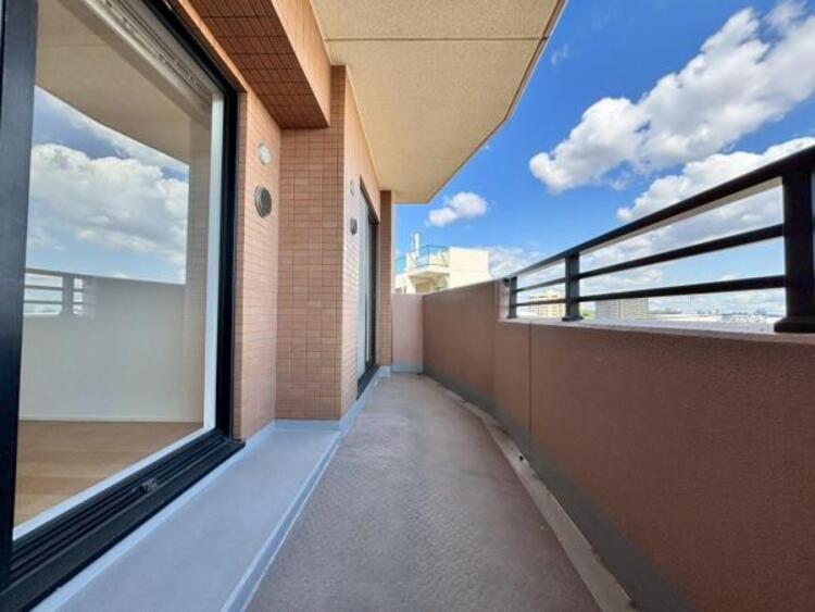 バルコニー 使い易いバルコニー。やわらかな陽射し・心地よい風。どこまでも広がる空の下、限りない開放感を味わえる空間です。