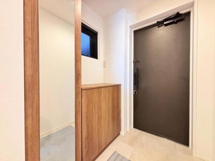 その他 シューズボックスについている鏡は靴を履いた全身を写せるので外出時の最終チェックに最適です。