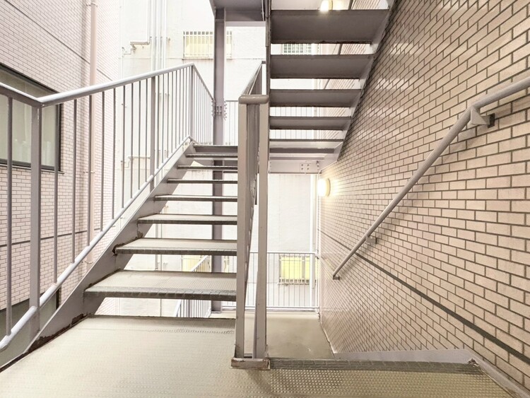 その他 共用部の階段です。明るく清潔に管理されています。