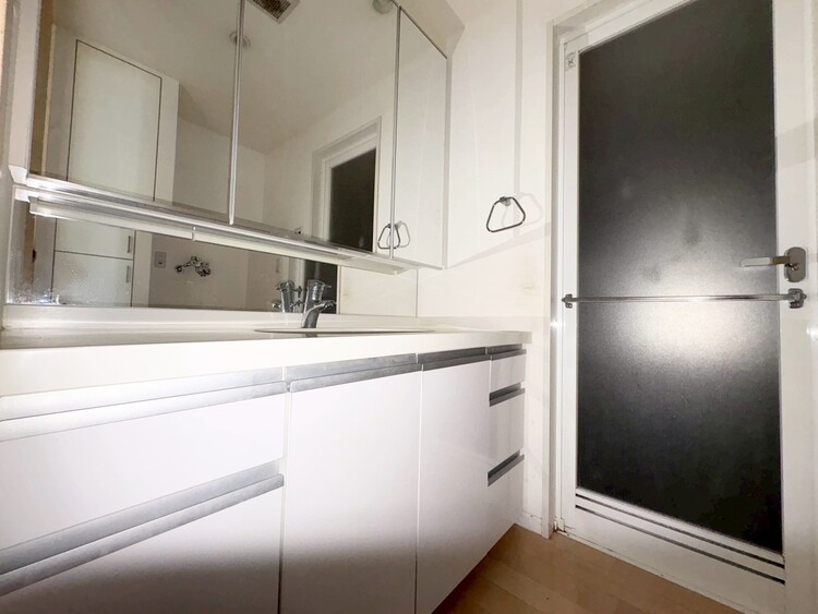 その他 清潔感を感じられる洗面化粧台。