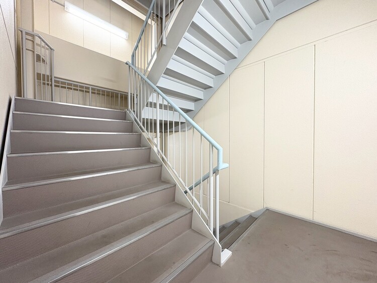 その他 共用部の階段です。明るく清潔に管理されています。