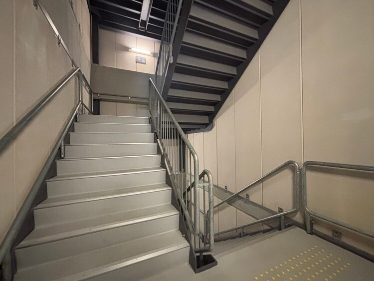 その他 共用部の階段です。明るく清潔に管理されています。