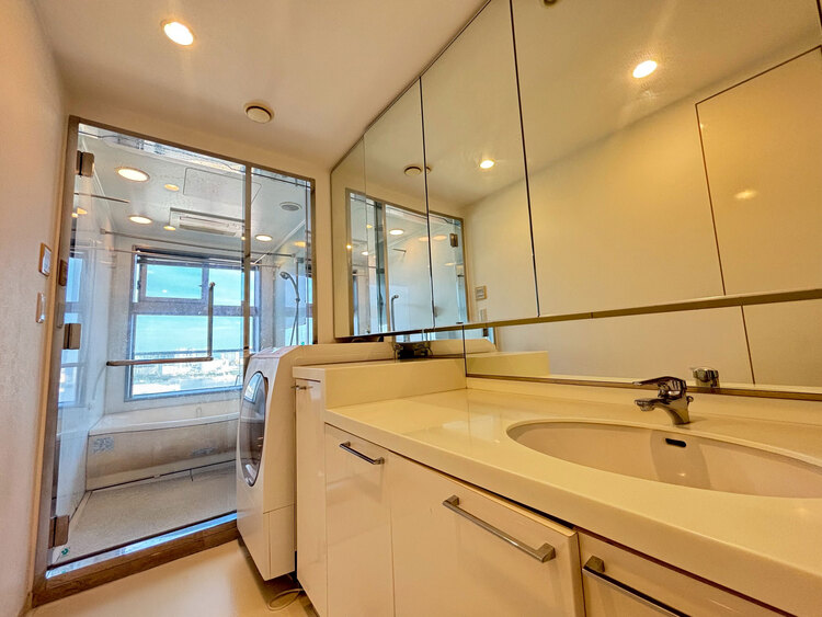 その他 清潔感を感じられる洗面化粧台。