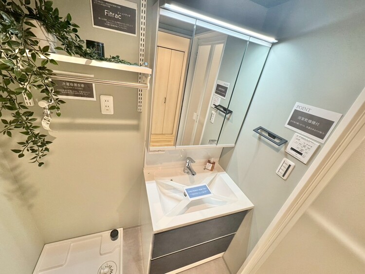 その他 清潔感を感じられる洗面化粧台。