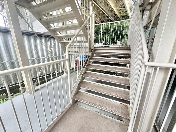 その他 共用部の階段です。明るく清潔に管理されています。