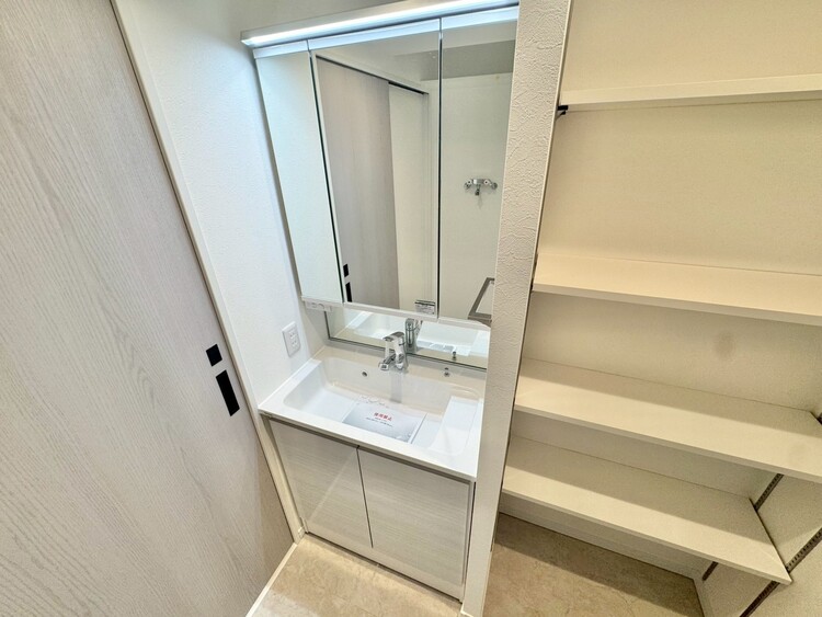 その他 清潔感を感じられる洗面化粧台。