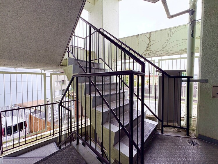 その他 共用部の階段です。明るく清潔に管理されています。