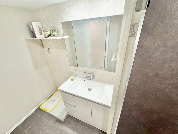 その他 清潔感を感じられる洗面化粧台。