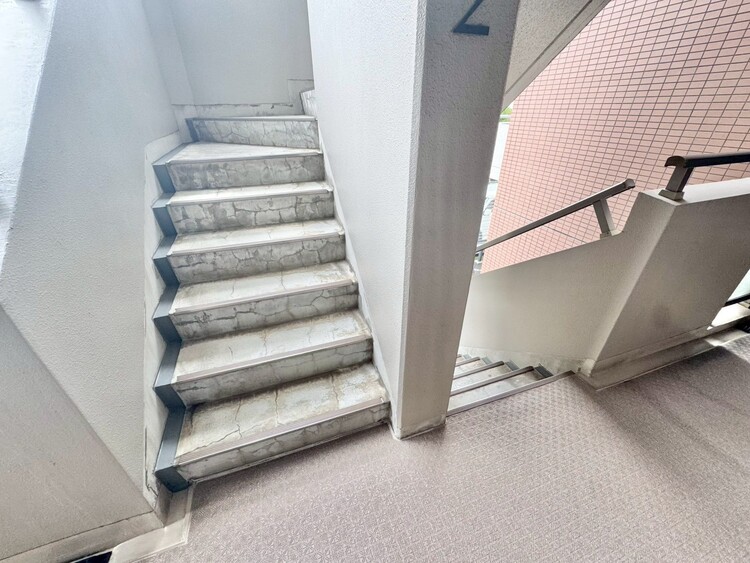 その他 共用部の階段です。明るく清潔に管理されています。