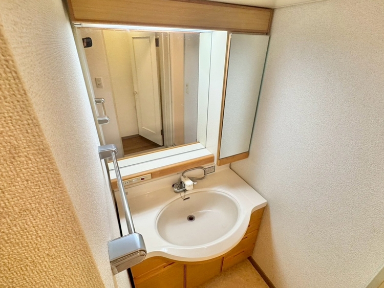 その他 清潔感を感じられる洗面化粧台。