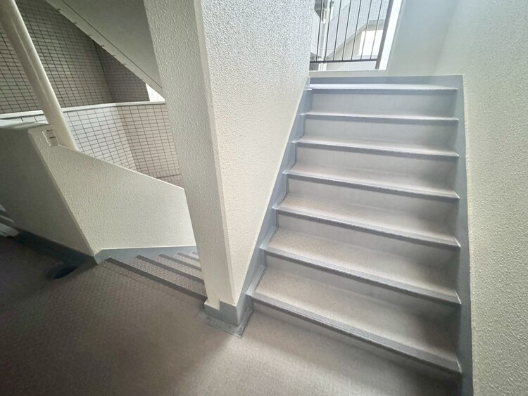 その他 共用部の階段です。明るく清潔に管理されています。