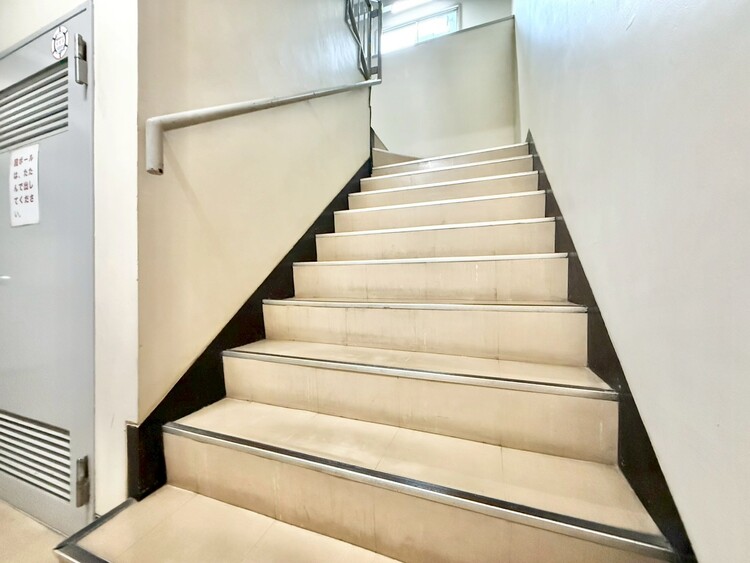 その他 共用部の階段です。明るく清潔に管理されています。