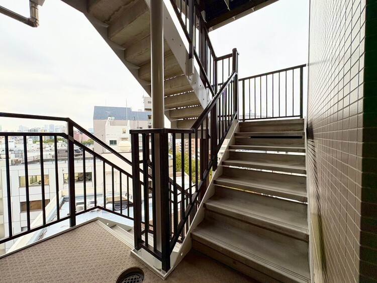 その他 共用部の階段です。明るく清潔に管理されています。