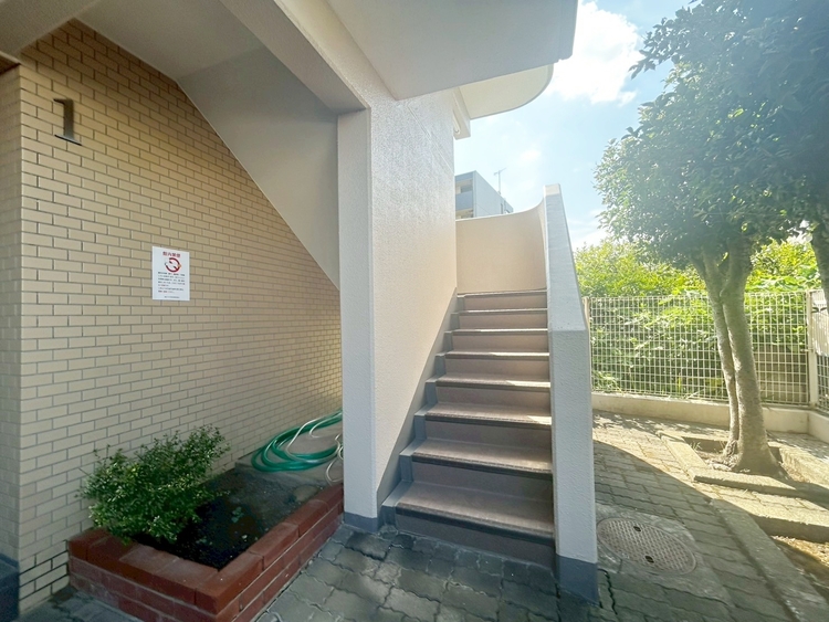 その他 共用部の階段です。明るく清潔に管理されています。