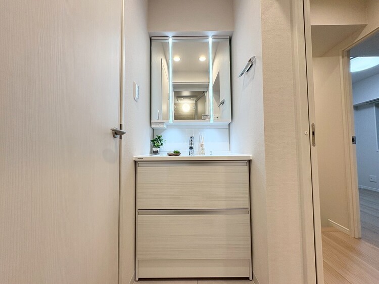 その他 清潔感を感じられる洗面化粧台。