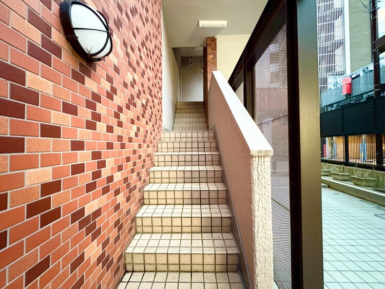 その他 共用部の階段です。明るく清潔に管理されています。