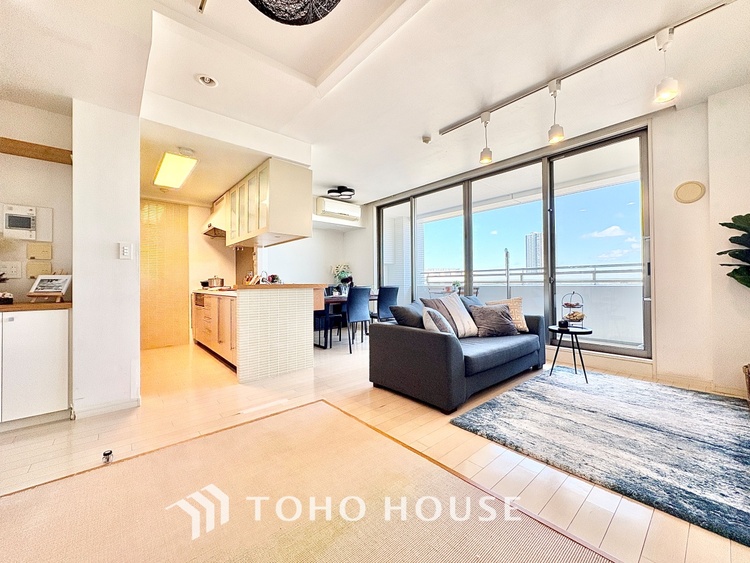 内装 ◆木漏れ日◆の様な採光が優しく足元を照らし、心地いい暮らしの道しるべを写し出す。この空間で過ごす家族との語らいの時間がとても素敵で幸せを感じるかもしれない。