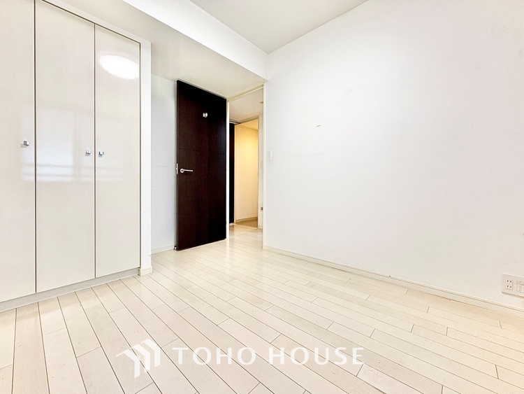 内装 ◆間接照明◆オレンジ色の光が僕達を大人な気分にさせる。静かで優しく語りかけるその光は、今日の終わりを告げてくれ、でも明日にはいい事が必ず来るよ。そんな囁きが聞こえてくる