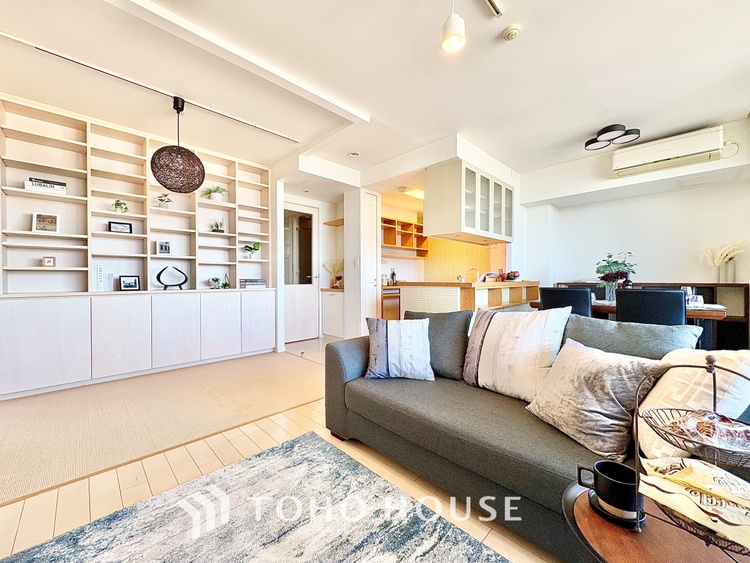 内装 ◆リビング◆たくさんの窓から注ぐ太陽の光。時間の経過とともに光と影のコントラストがこの空間のムードを変え、部屋に変化と温もりをもたらしてくれる。