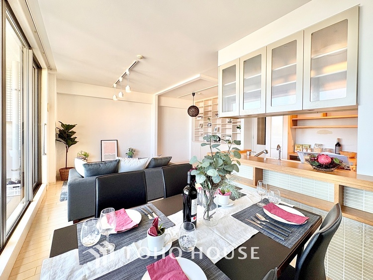 内装 ◆隠された美しさ◆流麗な音楽が流れているような繊細でいながら整然かつ堅牢なこの空間。この空間は確かに美しい。しかし、そこには美しさ以上のものが隠されている。