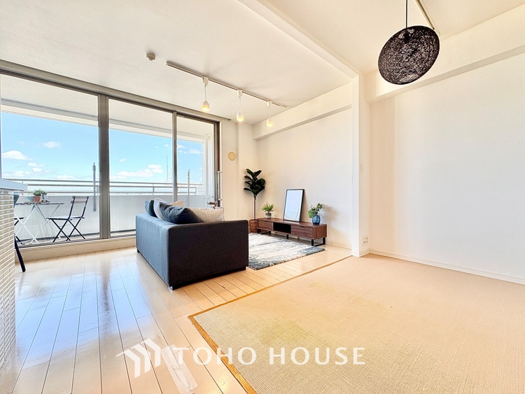 内装 ◆今宵の食卓◆ダウンライトに反射するグラスを眺めながらワインを注ぐ。トクトクと心地いい音をさせながら、フランスの古城を思わせる薫りがたちこめ、とても幸せな時を過ごせる。