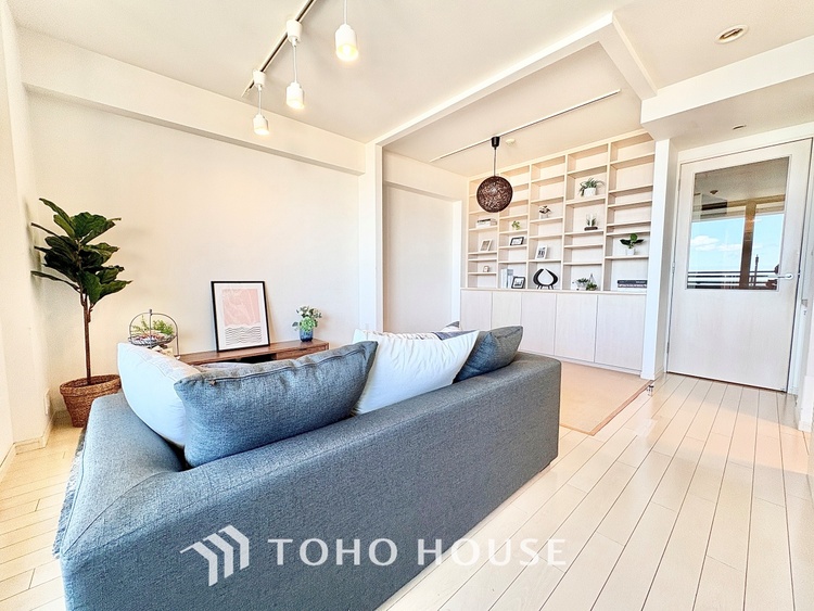 内装 ◆窓を開けると◆冷涼な風、そよぐリビング。だんらんの場所はここから始まり、ここで終わる。家族の笑顔が集う素敵な場所だから、こだわり抜いた思いが詰まっているのだと思う。