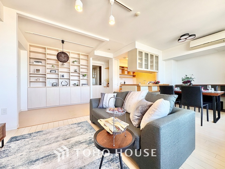 内装 ◆リビング◆そこには目を輝かせ笑顔で見つめてくれる君がいて、「おかえり」の言葉がこだまする。何気ない日々の挨拶は僕にとっては幸せで、同時に君の瞳にも恋している。