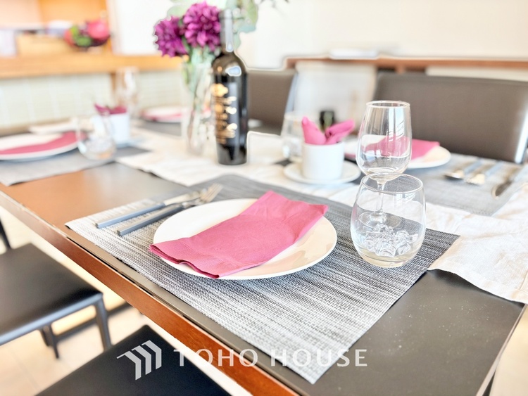 内装 ◆キッチン◆美味しい料理を作りたくなるような気持にさせてくれる、腕を振るえる自慢のスペース。見上げると柔らかなダウンライトが包み込み、彩りを添えます。艶と光沢のある居心地の良いわが家のキッチン。