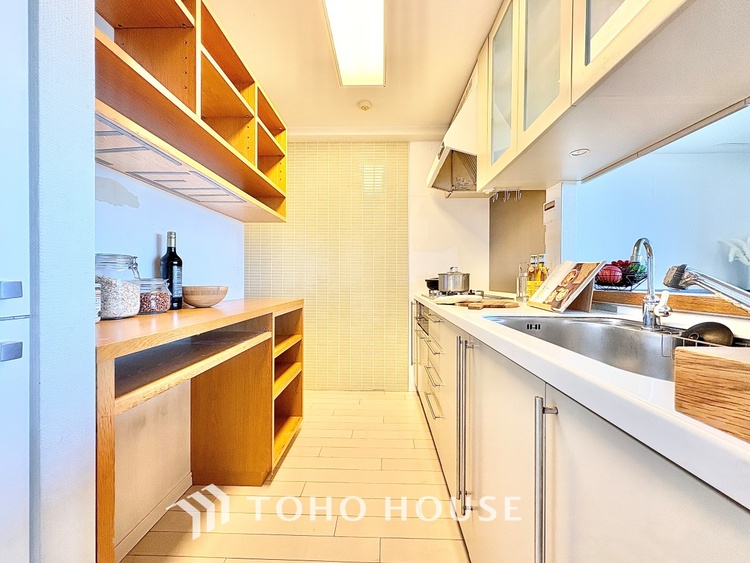 キッチン ◆キッチン◆美しく使いやすいキッチンは油汚れが簡単に拭き取れる素材で加工されており、浄水器シャワーから流す水の音を軽減する静かなシンクを採用。見えないところにさり気ない配慮が嬉しいですね