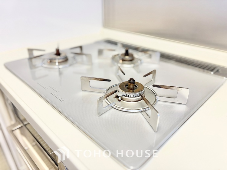 キッチン ◆今宵の食卓◆ダウンライトに反射するグラスを眺めながらワインを注ぐ。トクトクと心地いい音をさせながら、フランスの古城を思わせる薫りがたちこめ、とても幸せな時を過ごせる。