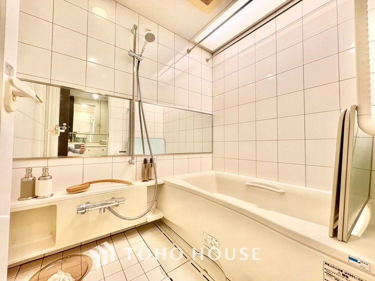 風呂 ◆浴室◆の温もりを感じ、ふわりと寄り添う太陽の妖精たちが自然と僕達を微睡ませる。うとうとしたい訳ではないがそんな時間が嫌いじゃない自分がここにいる。