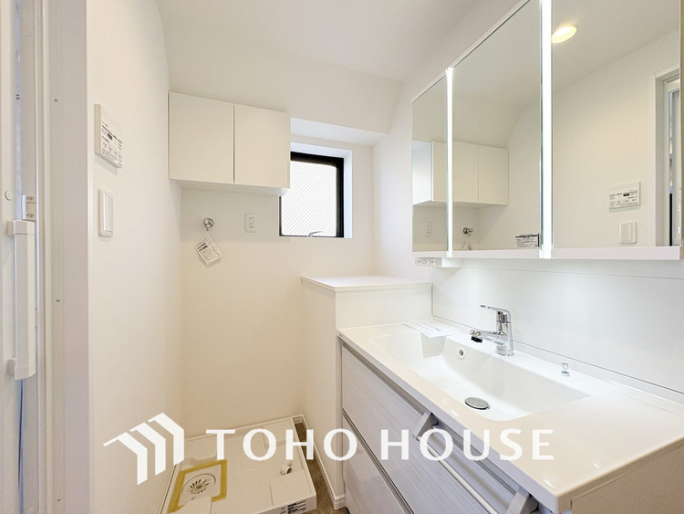 洗面 新規設置の洗面化粧台。収納豊富で使い勝手の良い3面鏡です