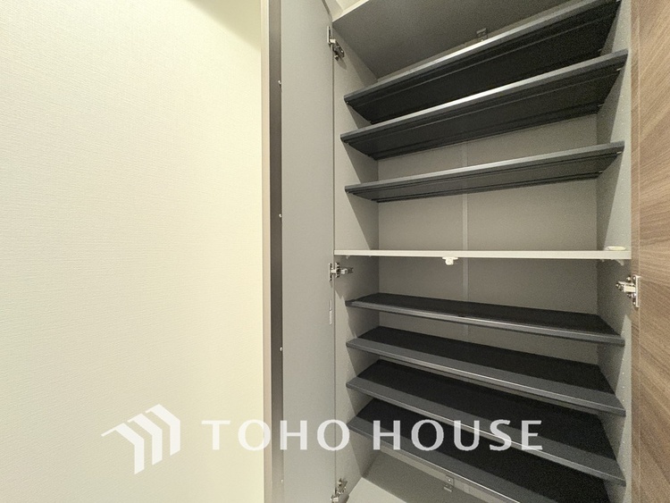 玄関 たっぷりと入る玄関収納