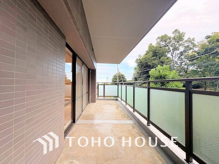 バルコニー 日当たりの良いバルコニーで晴れの日の洗濯物も楽しみになりますね