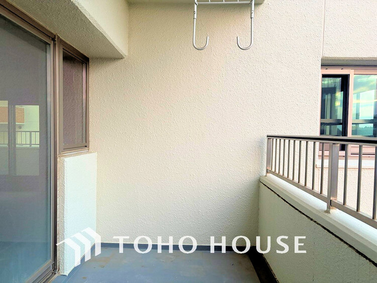 バルコニー 日当たりの良いバルコニーで晴れの日の洗濯物も楽しみになりますね