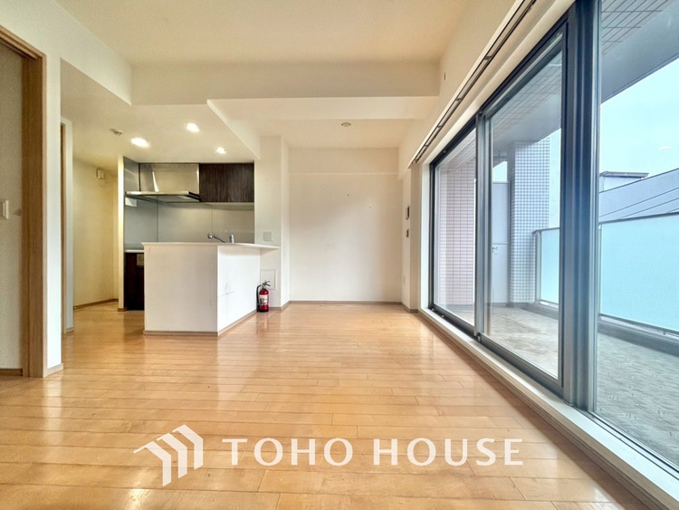 内装 ここはみんなが集い、食事と楽しい会話が始まる場所。話に夢中になりすぎて、ついつい時を忘れ、夜半過ぎになってしまう。そんな束の間の幸せを感じさせてくれます。