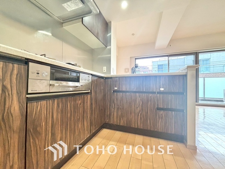 キッチン 手元の収納から、足元の収納までが全てスライド式で、奥のスペースまで有効に活用できます。奥まで上から見渡せるので、たまにしか使わない調理器具もサッと取出せます。