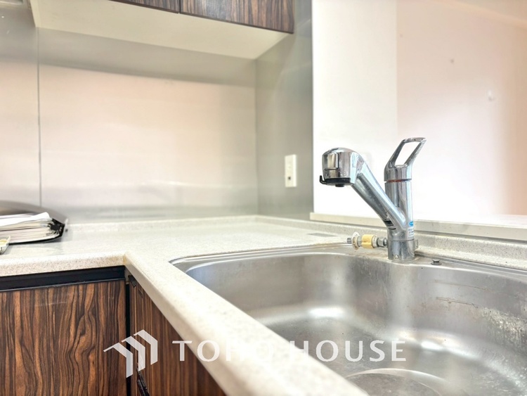 キッチン キッチンは家族の絆を育む大切な空間。シンプルで使い易いシステムキッチンで愉しく作る料理は愛情のある美味しいご馳走に。家族で使えるダイニングキッチンです。