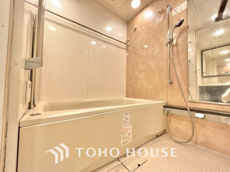 風呂 【浴室】《一日の疲れを落としてくれる場所は、落ち着く場所でなければならない》　高級感溢れるカラーと大きさ・柔らかな曲線で構成された半身浴も楽しめるバスタブが心地よさをもたらします。