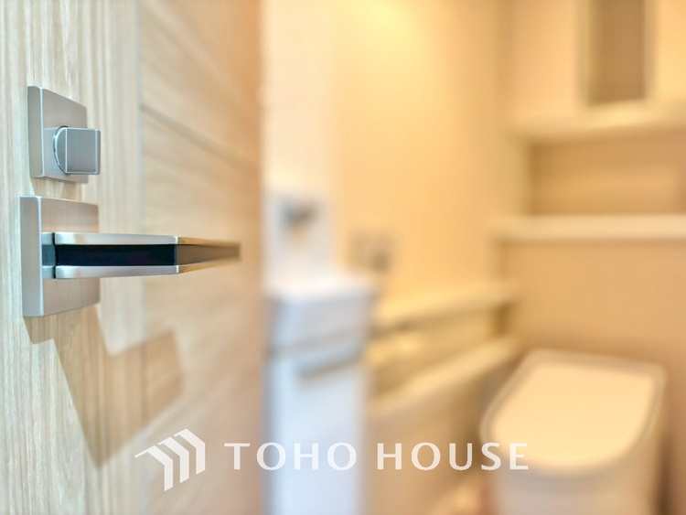 トイレ 清潔感あるホワイト調のクロスと温もり溢れるモダンカラーの床材が見事に調和した本邸宅は、毎日の生活を少しでも快適に過ごして頂ける様に落ち着いた雰囲気作りから行っています。