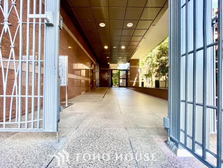 エントランス 【ENTRANCE】◆家族◆家で家族と過ごす時間は限られている。帰りを待つ家族の元へと急ぐときの弾む思い。そんな思いを引き立てる邸宅。