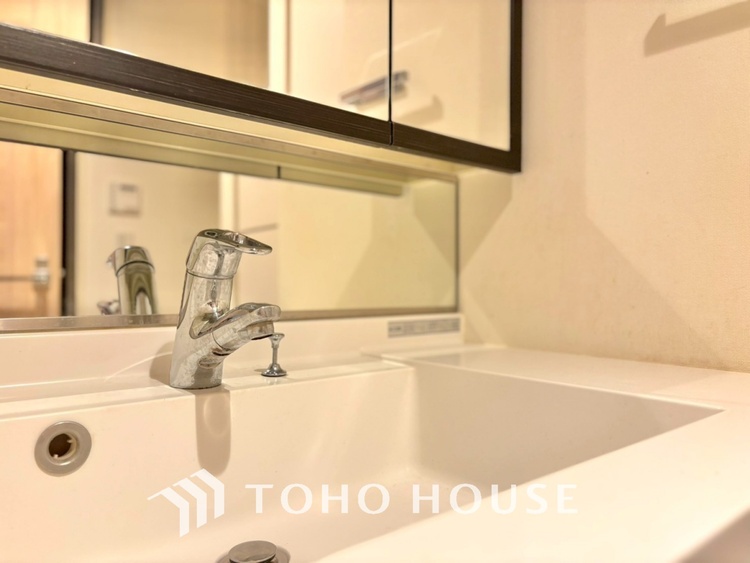 洗面 気持ちの良い朝をつくりだし、夕方には笑顔を取り戻させてくれるミラー。パウダールームはいつでも本来の自分を取り戻せる空間。明るく仕上げてあります。