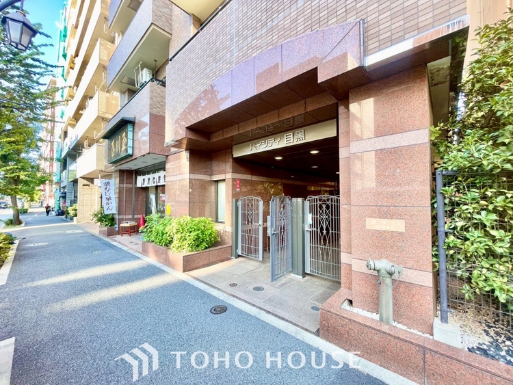 エントランス 【ENTRANCE】◆そびえ立つ◆我が家のシンボル。遠くの空が赤く染まる夕べが待ち遠しい。