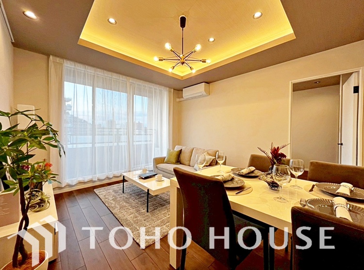 内装 忙しい朝でも、しっかり家族が揃って食事をして頂けるゆとりある大きさのダイニングスペース。